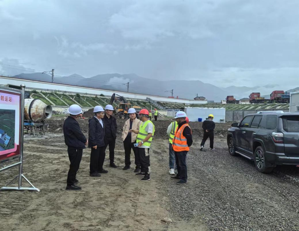 张成林一行赴新藏经营中心开展“关爱送清凉 高原建新功”活动