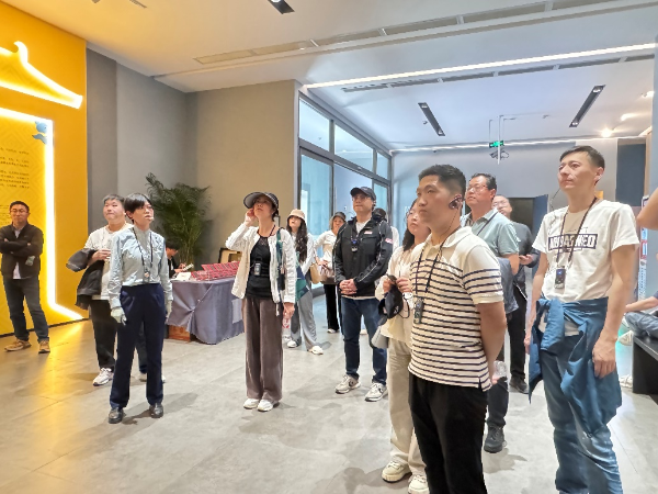 西安公司第二党支部开展“凝心聚力促转型，勇毅前行谱华章”主题党日活动