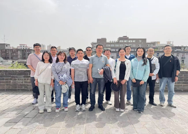 西安公司第二党支部开展“凝心聚力促转型，勇毅前行谱华章”主题党日活动